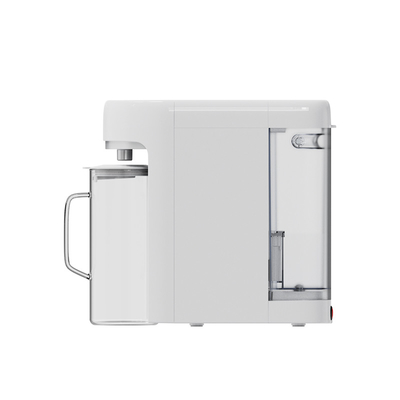 Mini In Size RO-systeem Waterreiniger op het bureau met externe glazen karafe